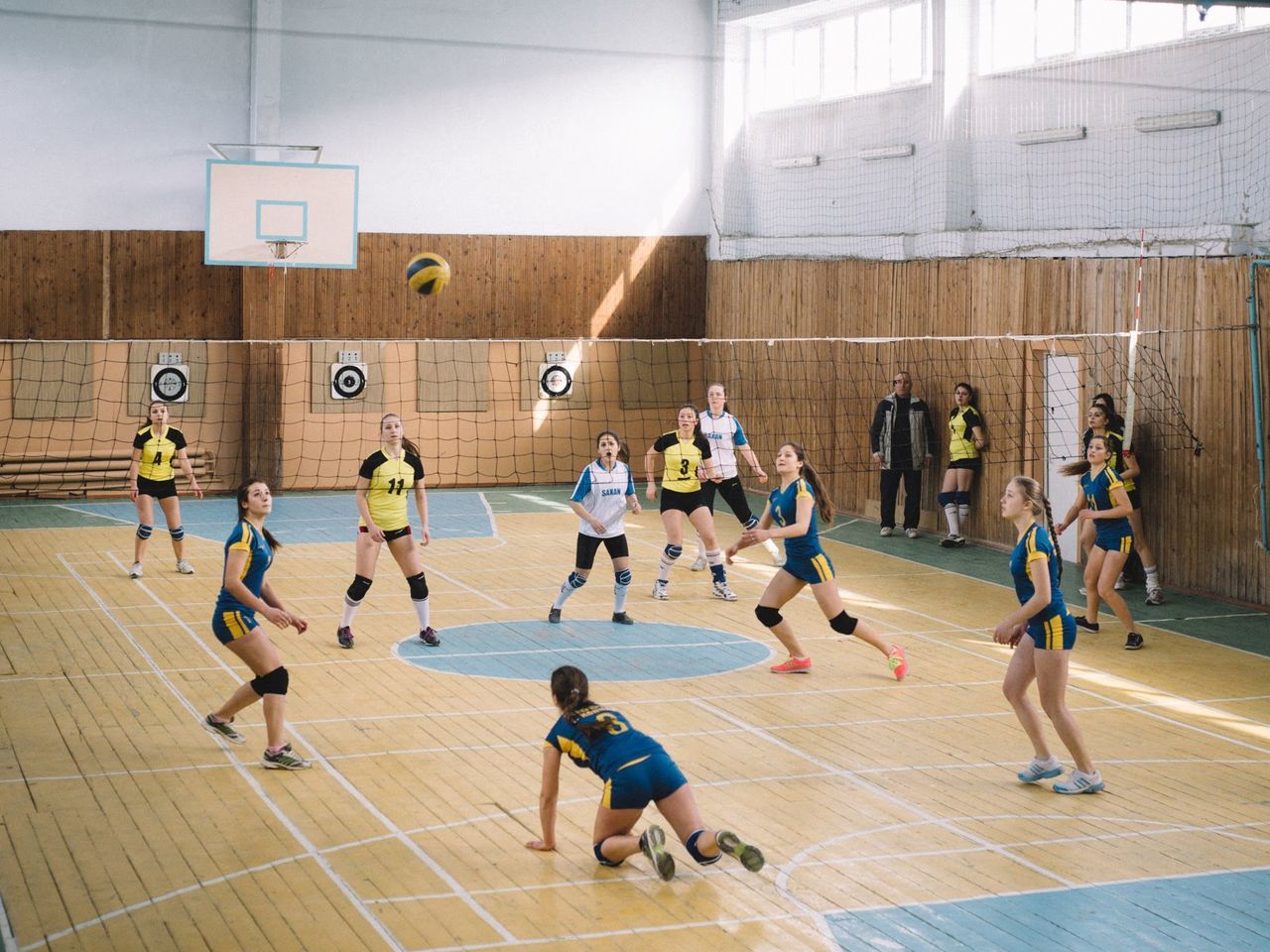 sport, group of people, exercising, healthy lifestyle, medium group of people, basketball - sport, lifestyles, full length, men, motion, group, court, clothing, people, indoors, playing, sports clothing, leisure activity, women, adult, teenager, basketball uniform