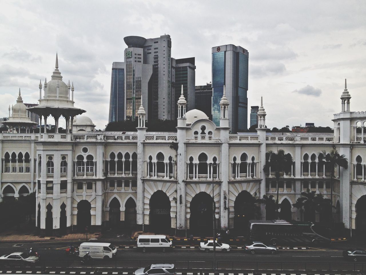 architecture, building exterior, built structure, sky, famous place, travel destinations, history, city, travel, tourism, capital cities, international landmark, cloud - sky, car, arch, low angle view, facade, transportation, dome, incidental people