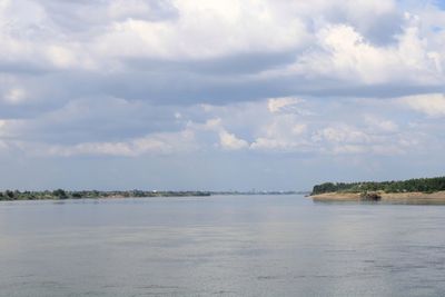 Scenics of the mekong river on cloudy day.
