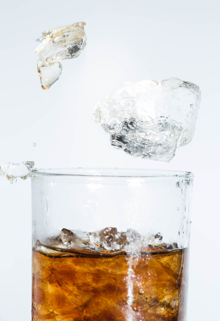 CLOSE-UP OF ICE CUBES IN GLASS