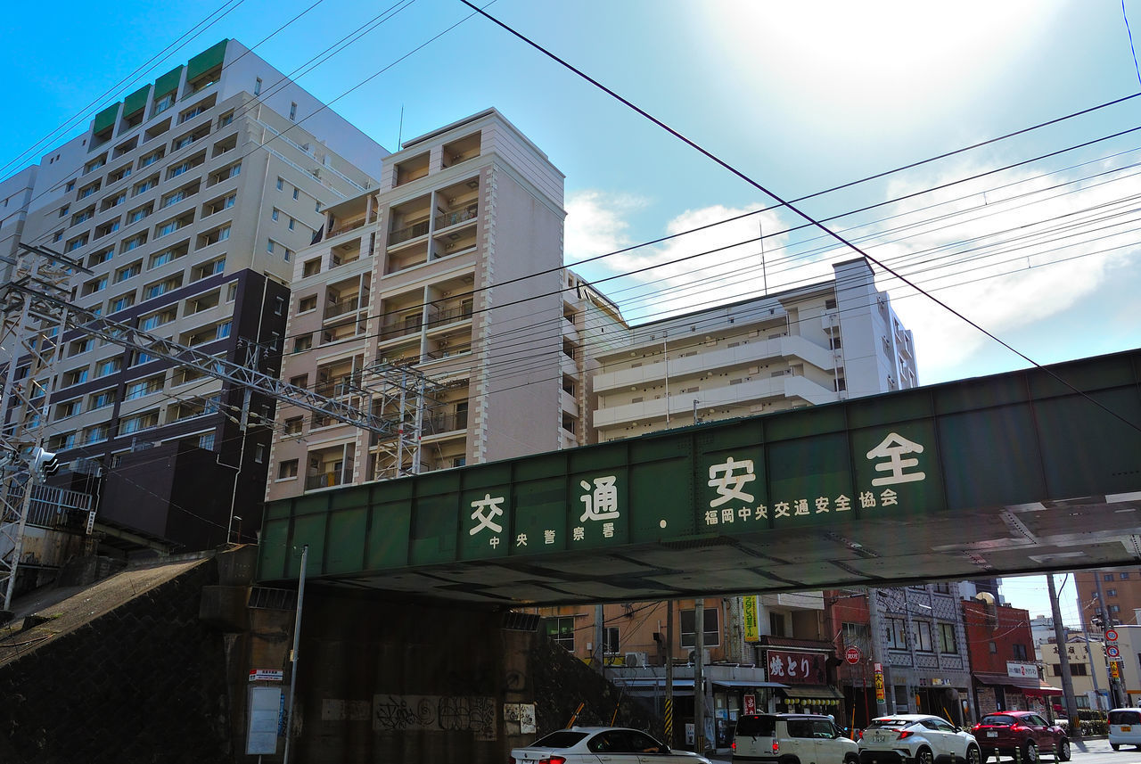 LOW ANGLE VIEW OF BUILDINGS AGAINST SKY