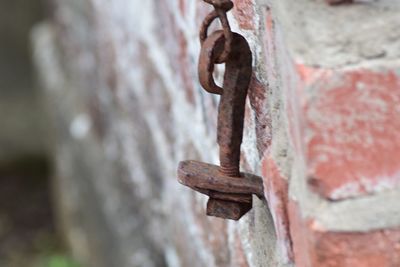 Close-up of rusty metal chain