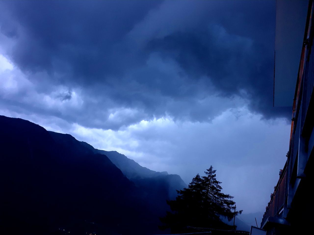 SCENIC VIEW OF SILHOUETTE MOUNTAINS AGAINST SKY