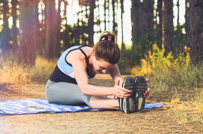 Full length of woman sitting on field