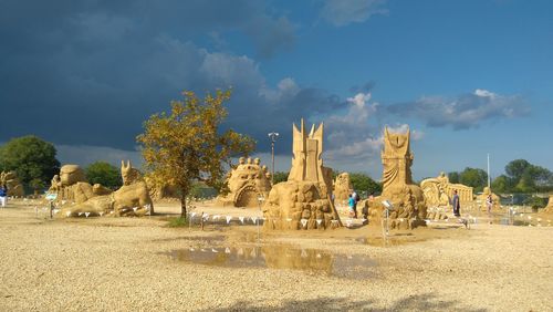 Statue of historical building against cloudy sky