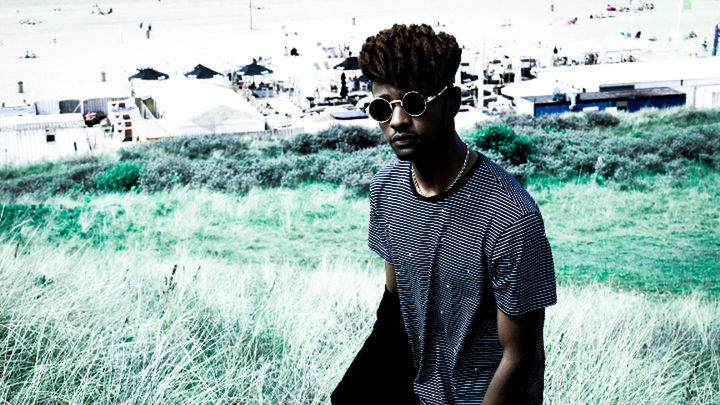 YOUNG MAN WEARING SUNGLASSES STANDING OUTDOORS