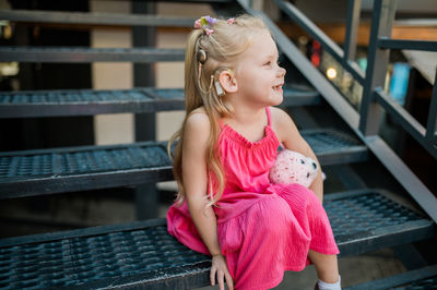 Portrait of young woman sitting on bench