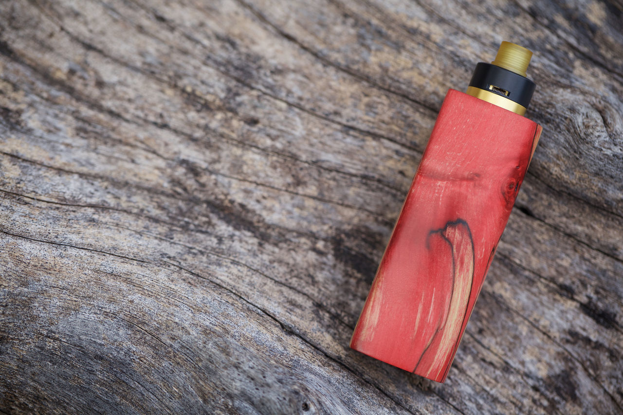 HIGH ANGLE VIEW OF CIGARETTE ON WOODEN TABLE