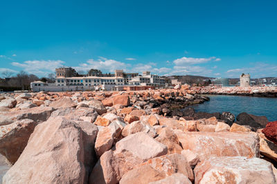 Panoramic view of sea and buildings against blue sky