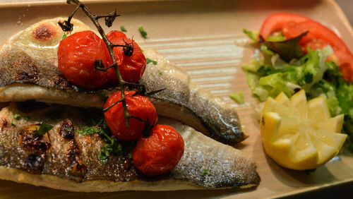 Close-up of fresh salad in plate on table