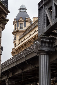 Bir hakeim bridge near passy station in paris - france