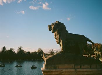 Lion sculpture against sky