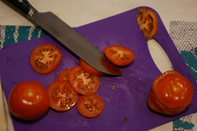 Close-up of sliced tomatoes on cutting board