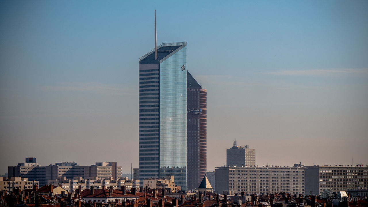 SKYSCRAPERS IN CITY