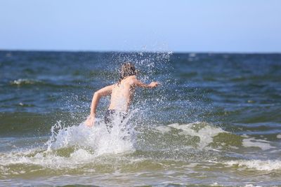Waves splashing in sea
