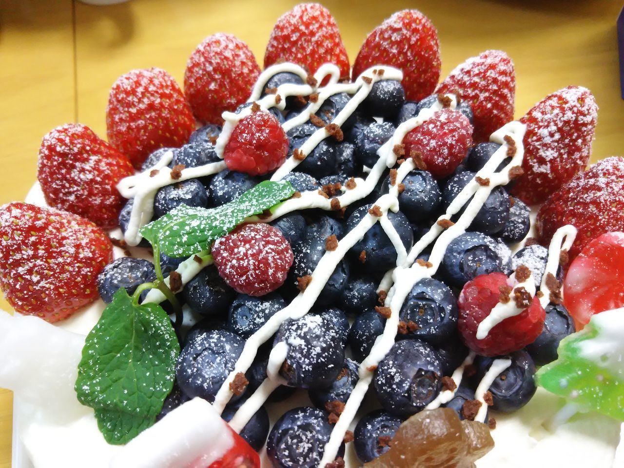 CLOSE-UP OF STRAWBERRIES ON CAKE