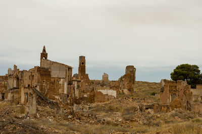 Old ruin building against sky