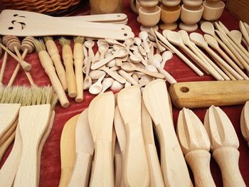 Wooden ustensiles de cuisine displayed on the table