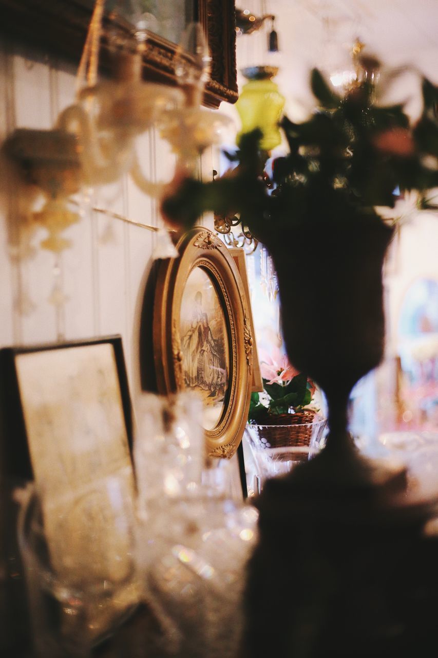 CLOSE-UP OF WINE GLASSES ON GLASS