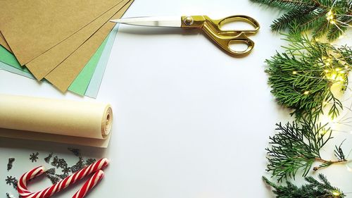 Step-by-step instructions for packing a christmas gift. diy gift wrapping