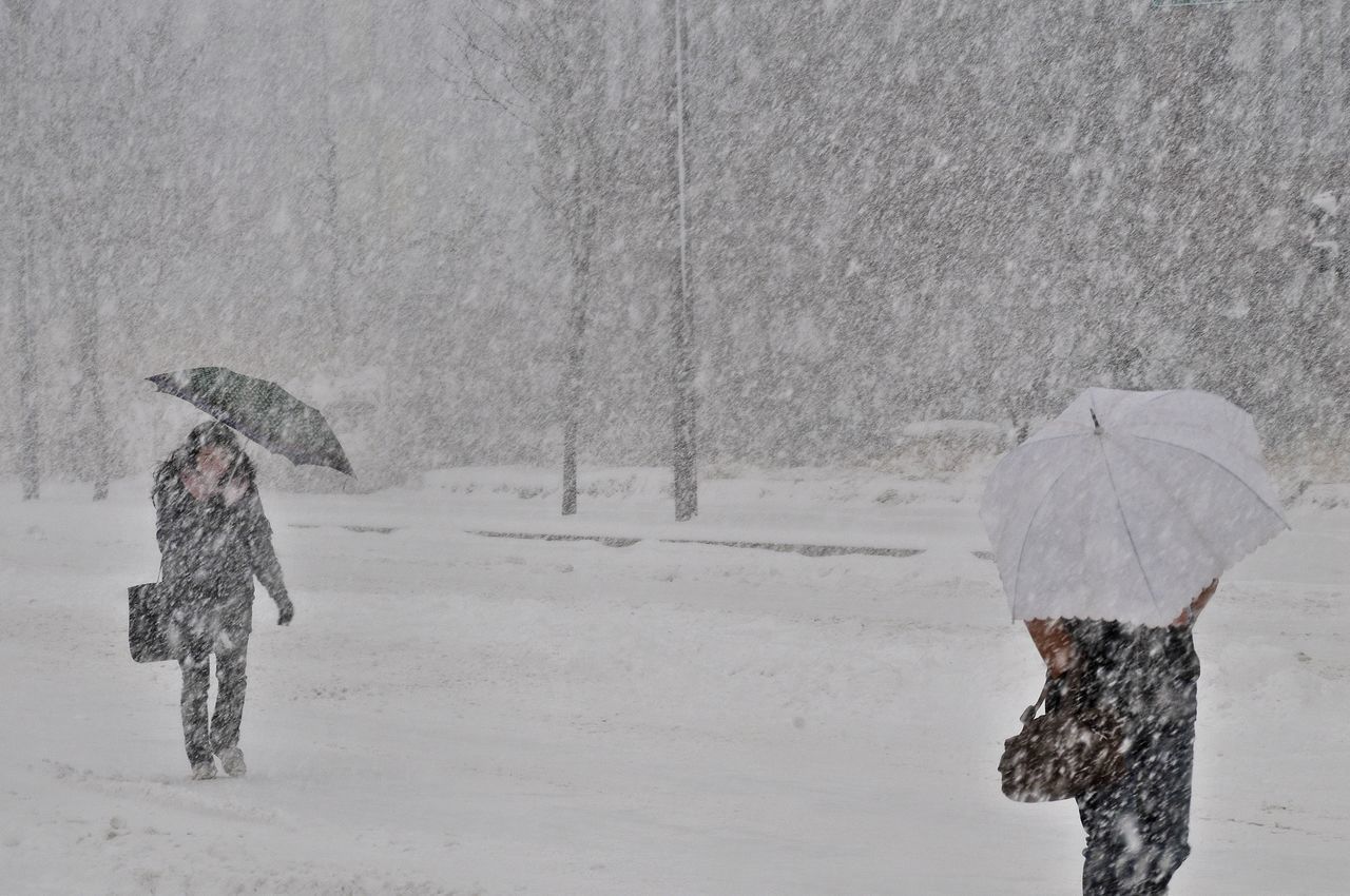 FULL LENGTH OF WOMAN WALKING IN SNOW