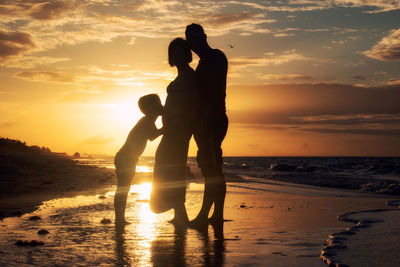 Silhouette couple on beach during sunset embarazo 