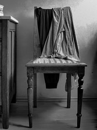 Empty chairs and table against wall at home