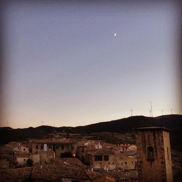 built structure, architecture, building exterior, clear sky, house, copy space, residential structure, town, residential building, mountain, roof, outdoors, sky, no people, village, townscape, nature, day, blue, dusk