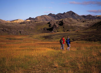 Two women expolring the landmannalaugar area