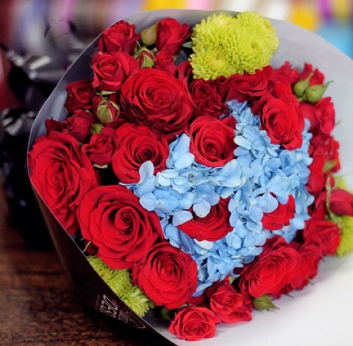 flower, freshness, petal, indoors, fragility, flower head, red, close-up, beauty in nature, high angle view, bouquet, multi colored, nature, focus on foreground, rose - flower, no people, variation, table, bunch of flowers, abundance