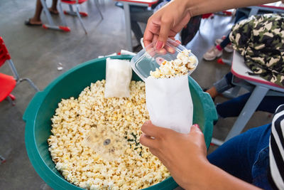 Salty popcorn being served to students at a public school on their return from face-to-face classes.