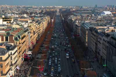 Arc de triomphe angle view of traffic on city street