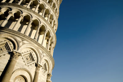 Leaning tower of pisa against blue sky