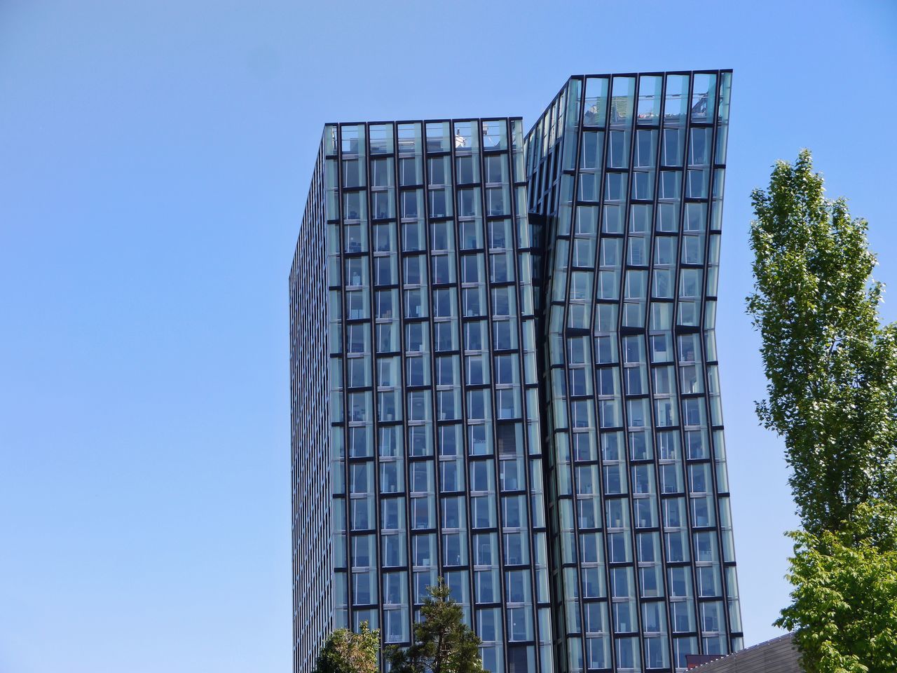 LOW ANGLE VIEW OF BUILDING AGAINST CLEAR SKY