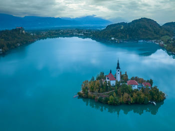 Famous alpine bled lake blejsko jezero in slovenia, amazing autumn landscape.