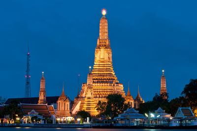 Illuminated wat arun temple against sky at dusk