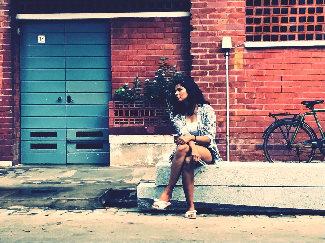 FULL LENGTH PORTRAIT OF YOUNG WOMAN AGAINST BUILDING