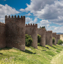 Old ruin building against sky