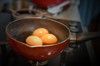 Close-up of fresh tomatoes in bowl on table