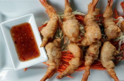 Deep fried shrimp with salad and sauce