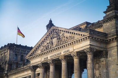 Slogan on reichstag building in berlin, germany 