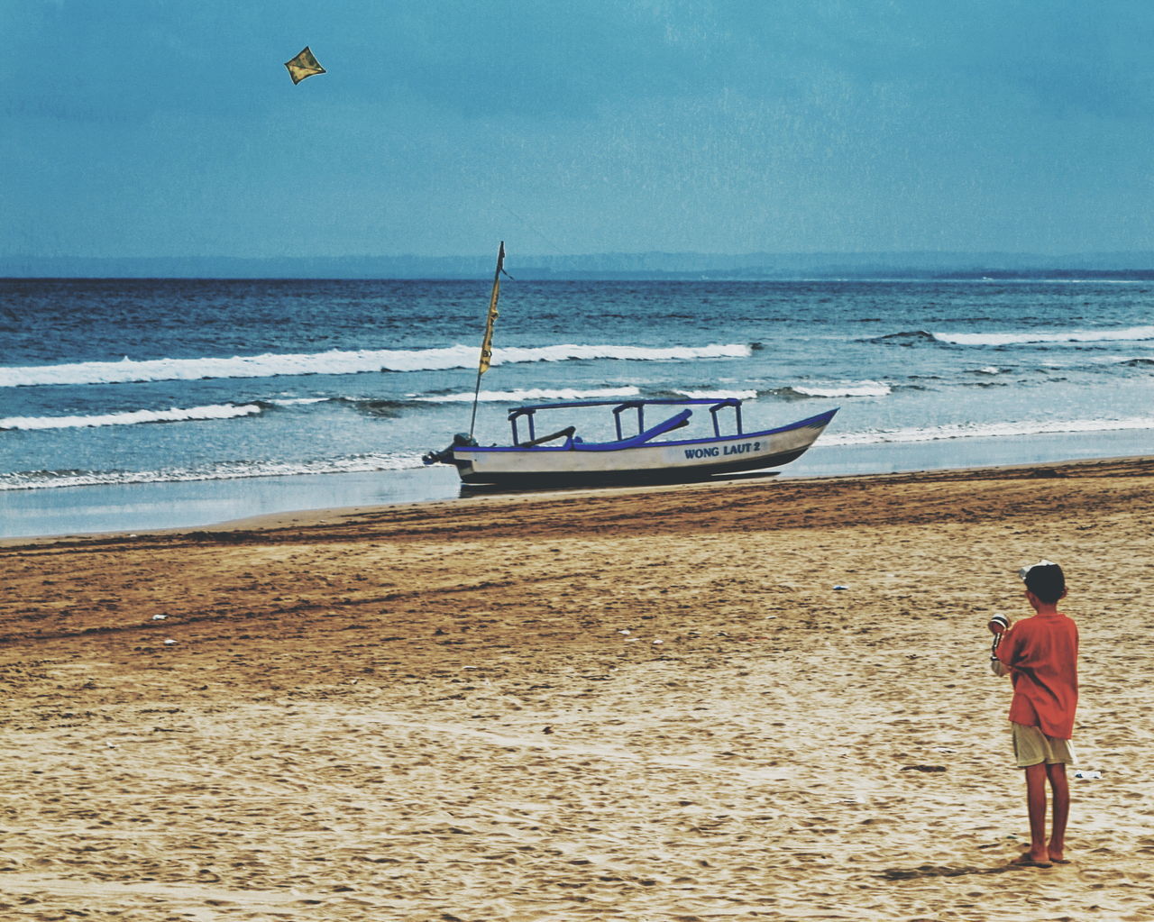 sea, beach, real people, water, horizon over water, nautical vessel, fisherman, one person, sand, outdoors, day, full length, men, beauty in nature, nature, sky, parachute, adult, people