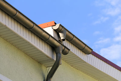 Gutter incorrectly installed, botch on construction