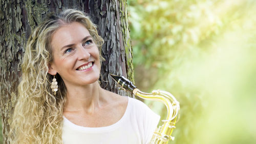 Portrait of a smiling young woman outdoors