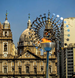 Igreja na candelaria no centro do rio de janeiro e a tocha olimpica 