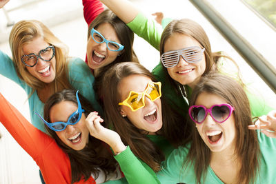 Portrait of smiling young woman wearing sunglasses