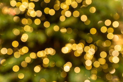 Bokeh abstract texture. beautiful christmas background in golden colors. defocused image.