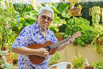 Full length of a man holding guitar