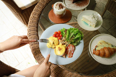 Midsection of woman preparing food on table