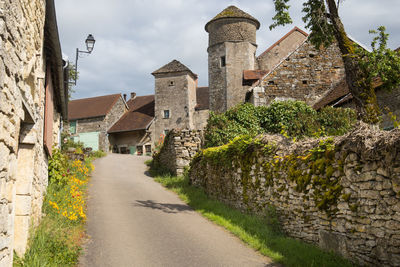 View of old ruins against sky